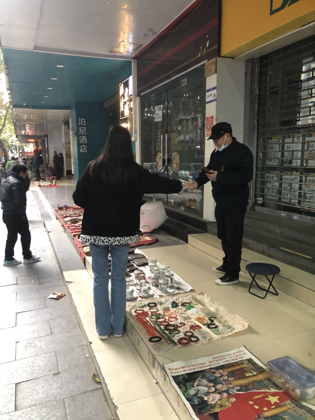 广州花地湾古玩地摊集市1月8日即将开市！
