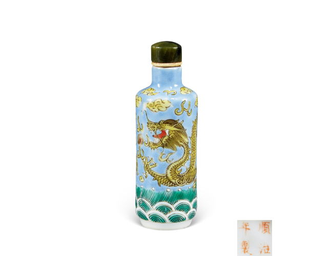 清  浅蓝地黄彩龙纹烟壶