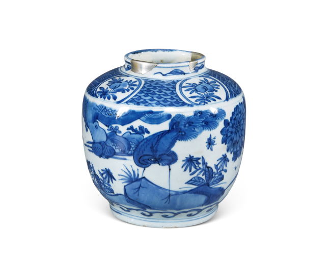 明万厉  青花孔雀穿花图罐