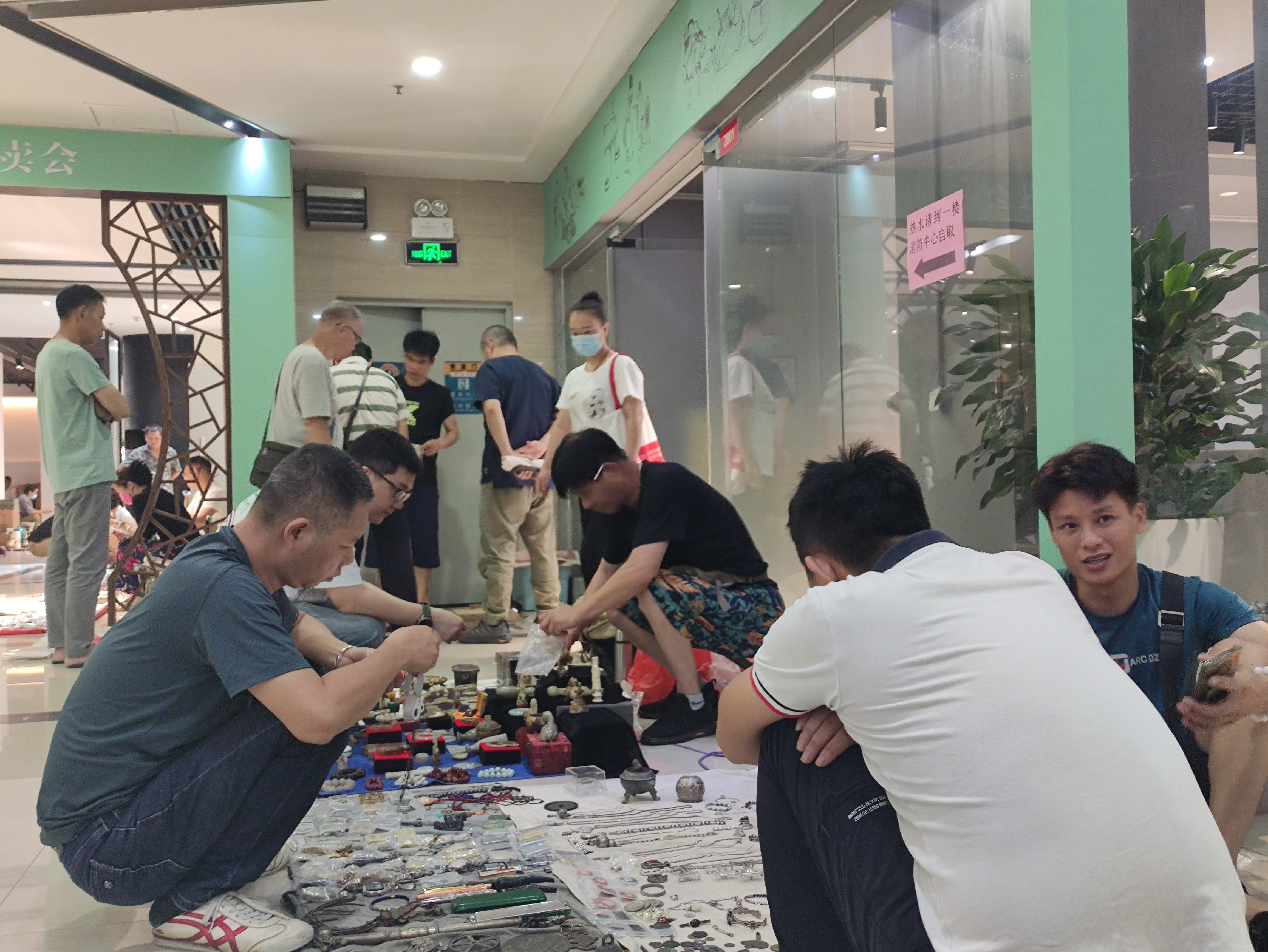 花地湾古玩地摊集市